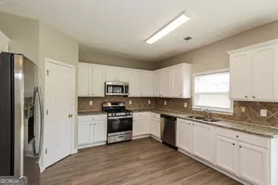 8931 Crestview Circle, Union City, GA 30291 - Photo 5