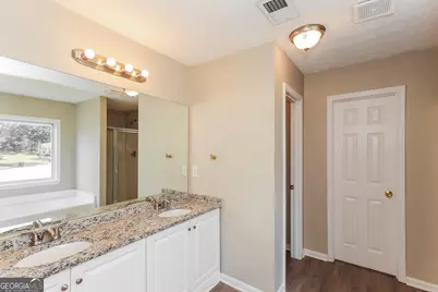 8931 Crestview Circle, Union City, GA 30291 - Photo 11