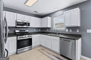 9517 Lakeview Rd, Union City, GA 30291 - Photo 15