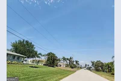 2835 SE 17th Place, Cape Coral, FL 33904 - Photo 3