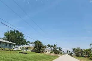 2835 SE 17th Pl, Cape Coral, FL 33904 - Photo 3