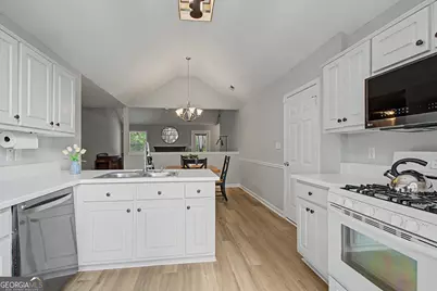 28 Pecan Lake Court, Sharpsburg, GA 30277 - Photo 9