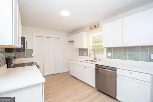 240 Hearthstone Dr W, Newnan, GA 30263 - Photo 13