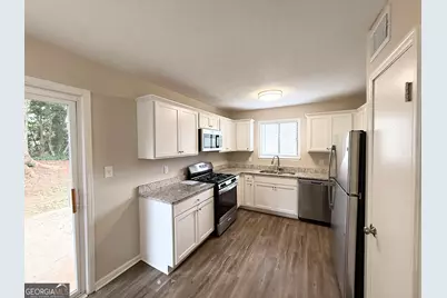 1061 Mainstreet Lake Drive, Stone Mountain, GA 30088 - Photo 9