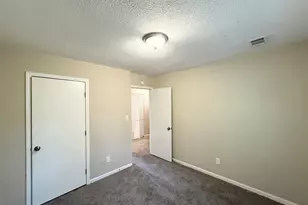 1061 Mainstreet Lake Dr, Stone Mountain, GA 30088 - Photo 17