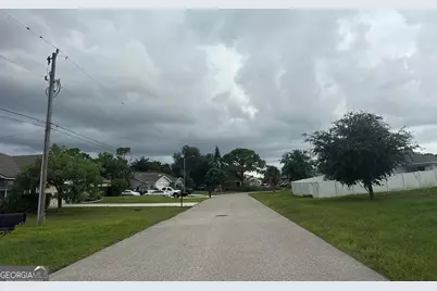 605 SW 7th Place, Cape Coral, FL 33991 - Photo 5