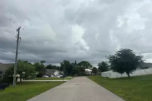 605 SW 7th Pl, Cape Coral, FL 33991 - Photo 5