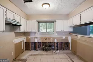 1001 Chapman Ln, Stone Mountain, GA 30088 - Photo 13