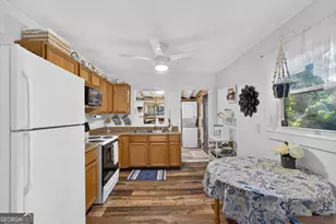 504 N Pond St, Toccoa, GA 30577 - Photo 11