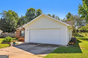22 Canterbury Dr, Grantville, GA 30220 - Photo 3