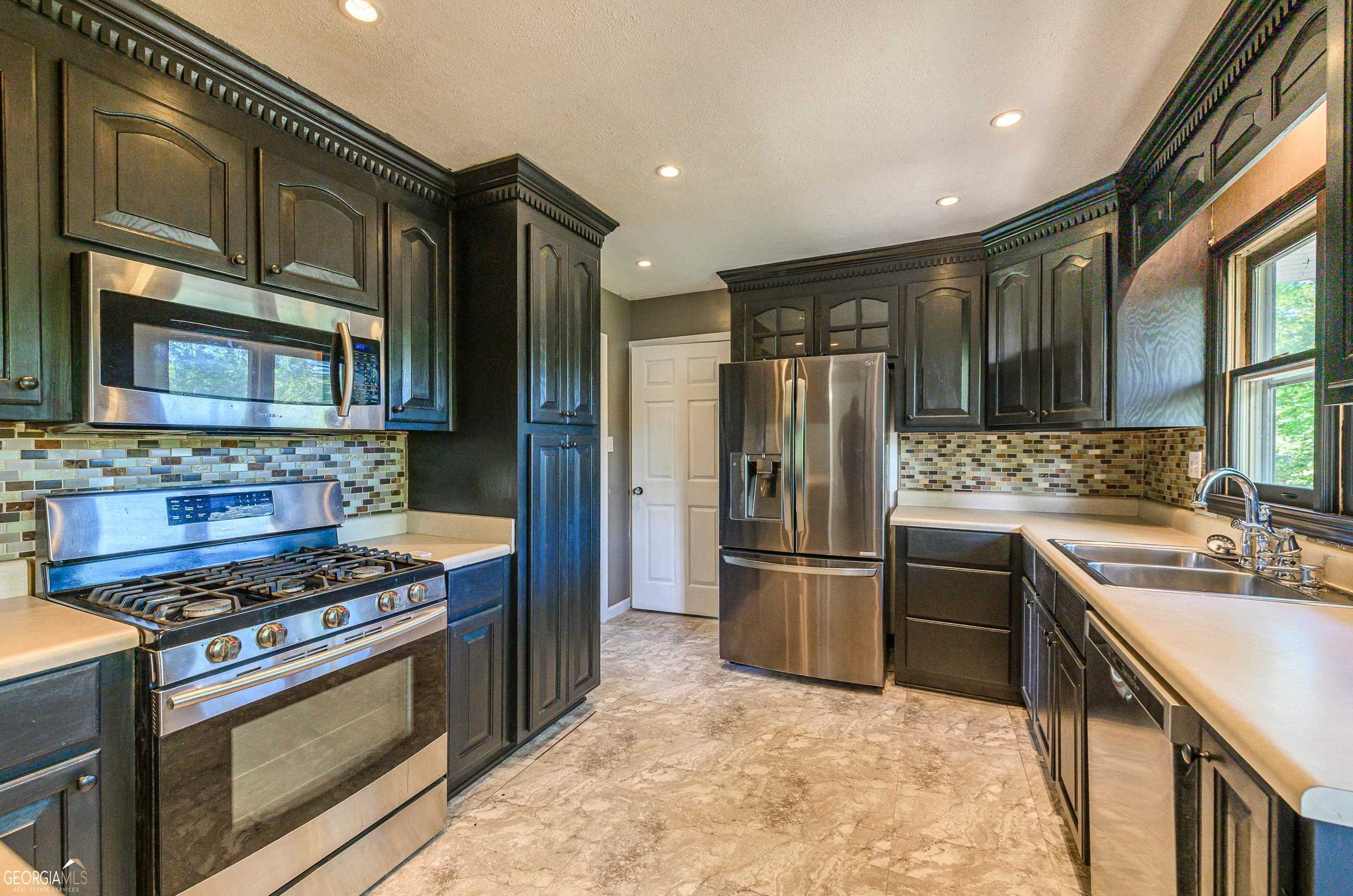 206 Kingsway Dr, Warner Robins GA  31088-4004 exterior