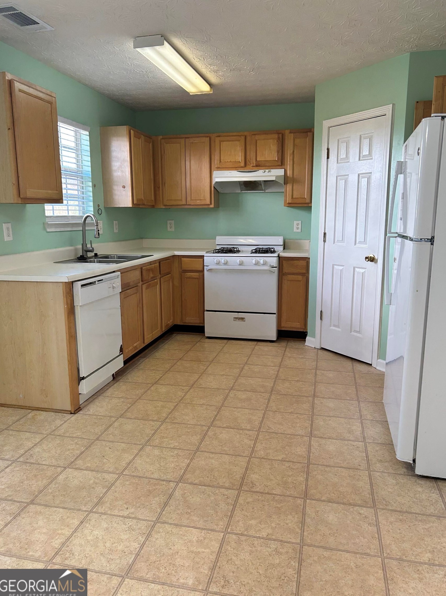 374 Spring Walk Trce, Lawrenceville GA  30046-6879 exterior