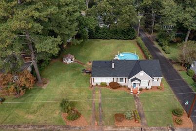 302 W Queen Street - Photo 1