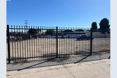 7025 International Blvd, Oakland, CA 94621 - Photo 1