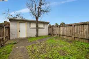 7448 Lockwood St, Oakland, CA 94621 - Photo 31