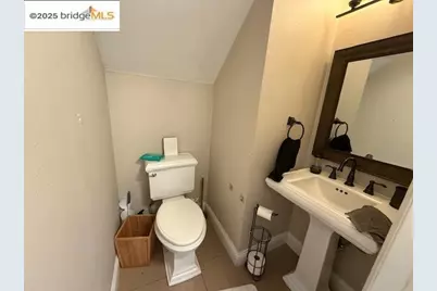 991 Village Cir, Oakland, CA 94607 - Photo 5
