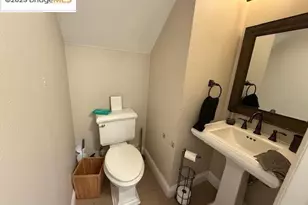 991 Village Cir, Oakland, CA 94607 - Photo 5