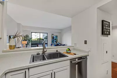 988 Franklin St #312, Oakland, CA 94607 - Photo 5