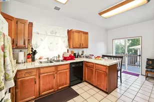 835 Apgar St, Oakland, CA 94608 - Photo 9