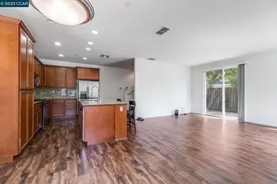 1113 Strawberry Ln, Suisun City, CA 94585 - Photo 5