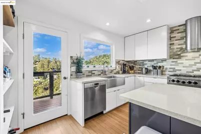 58 Villanova Dr, Oakland, CA 94611 - Photo 17