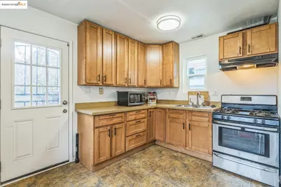 874 Pine St, Oakland, CA 94607 - Photo 13