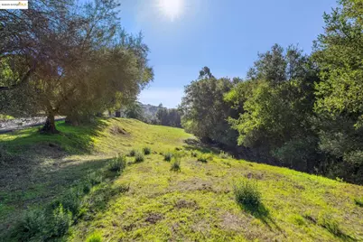 11330 Lochard St, Oakland, CA 94605 - Photo 35