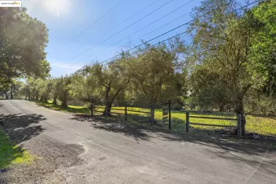 11330 Lochard St, Oakland, CA 94605 - Photo 15