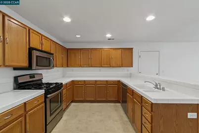 3200 Puffin Cir, Fairfield, CA 94533 - Photo 7