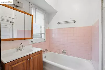 1068 Aileen St, Oakland, CA 94608 - Photo 41