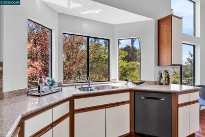 3231 Southridge Dr, Richmond, CA 94806 - Photo 27