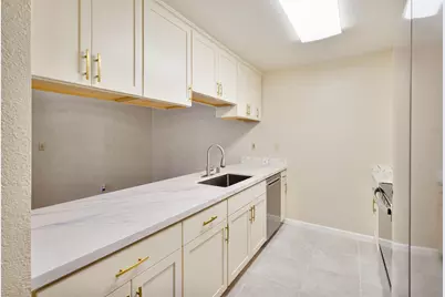 7 Town Square Pl, Oakland, CA 94603 - Photo 17