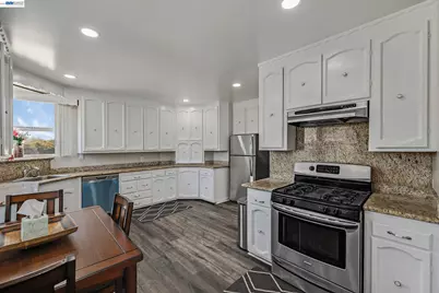 5707 Carberry Ave, Oakland, CA 94609 - Photo 11