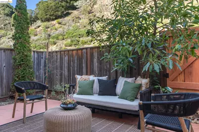 6466 Bayview Dr, Oakland, CA 94605 - Photo 23