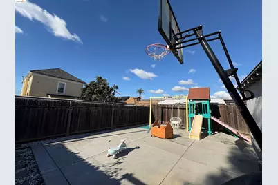 2021 Mitchell St, Oakland, CA 94601 - Photo 17