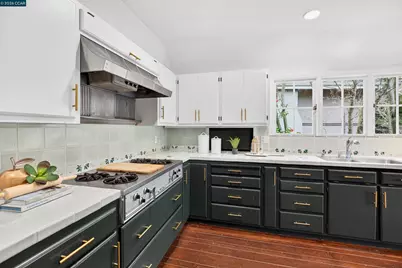 5906 Bruns Ct, Oakland, CA 94611 - Photo 13