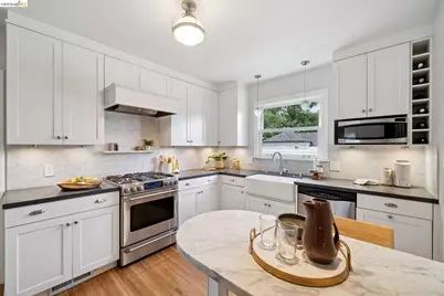 741 Grosvenor Pl, Oakland, CA 94610 - Photo 17