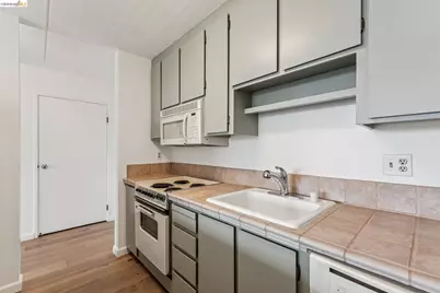 1 Kelton Ct #8J, Oakland, CA 94611 - Photo 17