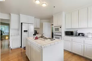 2745 Butters Dr, Oakland, CA 94602 - Photo 5