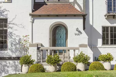 906 Paramount Rd, Oakland, CA 94610 - Photo 3