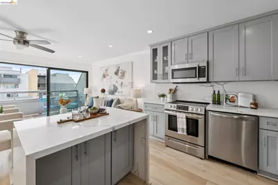 7 Embarcadero #204, Oakland, CA 94607 - Photo 3