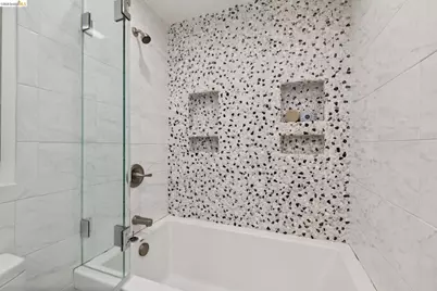 7 Embarcadero #204, Oakland, CA 94607 - Photo 17