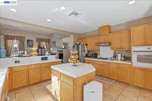 2248 Golden Leaf Ln, Tracy, CA 95377 - Photo 33