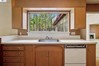 2033 Trafalgar Pl, Oakland, CA 94611 - Photo 23