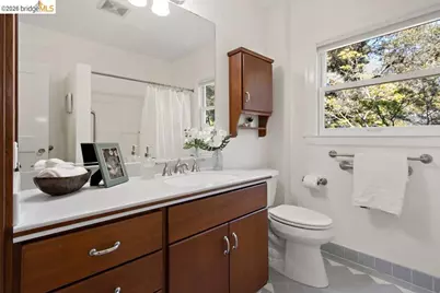 1066 Trestle Glen Rd, Oakland, CA 94610 - Photo 33