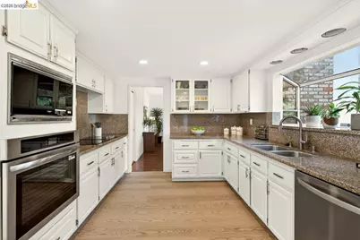 10565 Englewood Drive, Oakland, CA 94605 - Photo 13