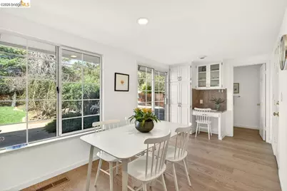 10565 Englewood Drive, Oakland, CA 94605 - Photo 17