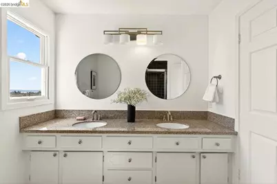 10565 Englewood Drive, Oakland, CA 94605 - Photo 41