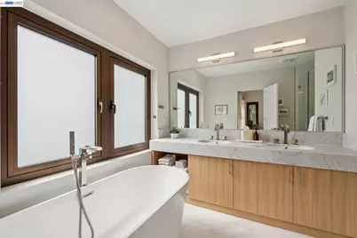 2588 Scout Rd, Oakland, CA 94611 - Photo 43