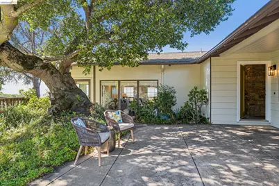 11448 Lochard St, Oakland, CA 94605 - Photo 45